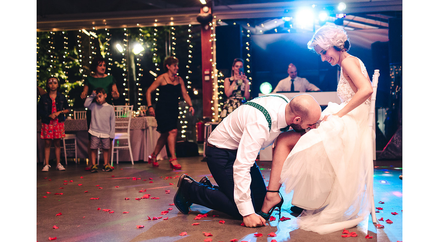 Novio quita la liga a la novia en la boda  en Castro do Balneario