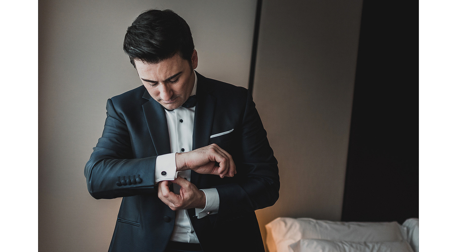 Fotografía de boda durante los preparativos del novio con su traje de novio