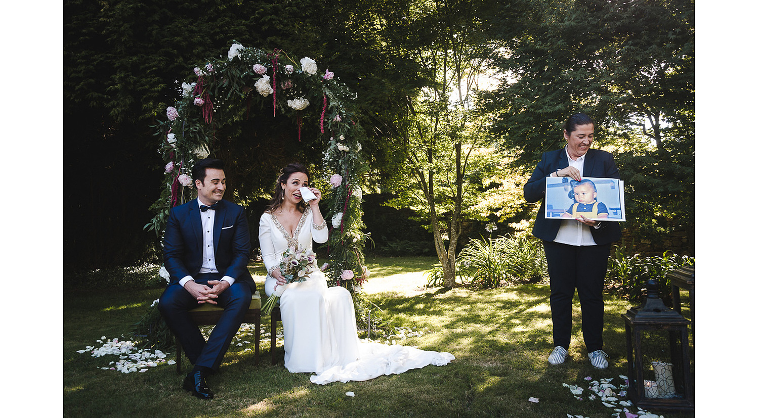 Fotografo de boda civil en Hotel NH Santiago de Compostela en el jardín. Arco de flores para los novios.