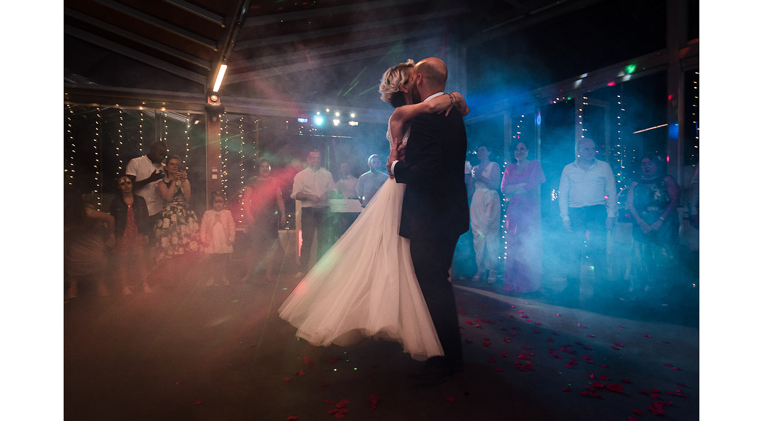 Baile de boda espectacular con luces y humo