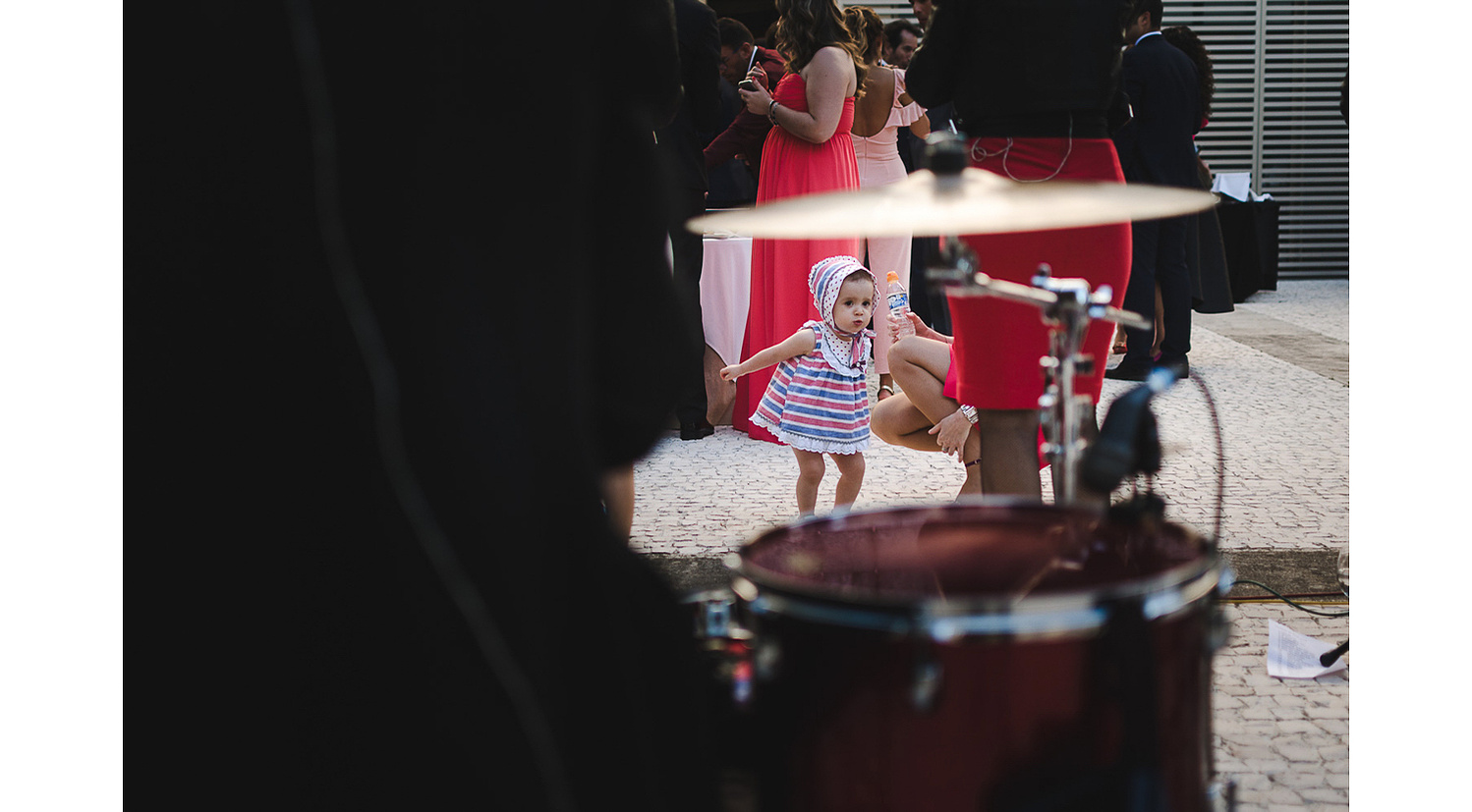 Niña pequeña bailando en boda.
