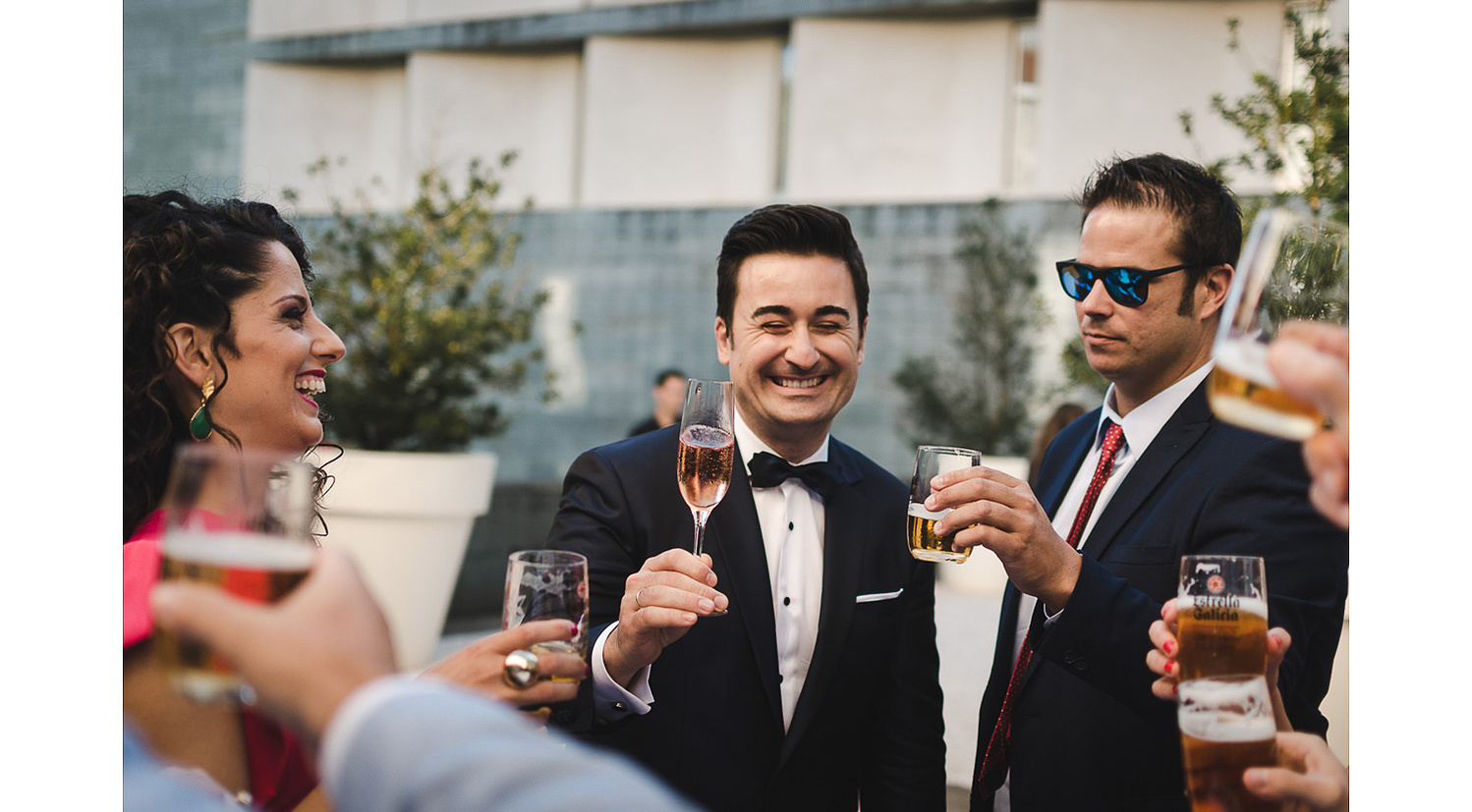 Fotografía de boda en Hotel NH Santiago de Compostela en el jardín. Catering, pinchos, coctel.