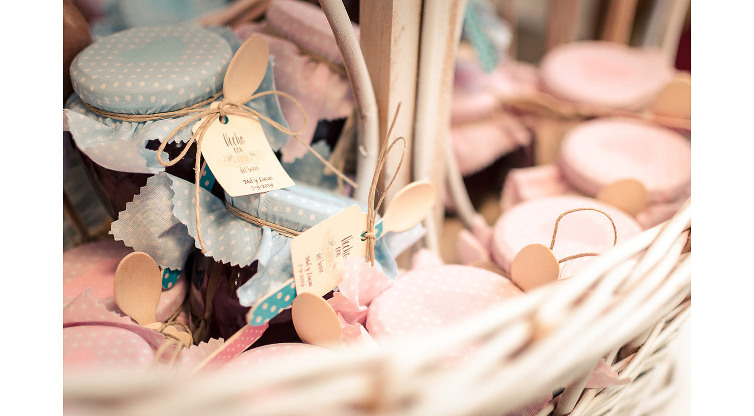 Regalos de boda originales para los invitados, tarros de miel y mermelada en cesta