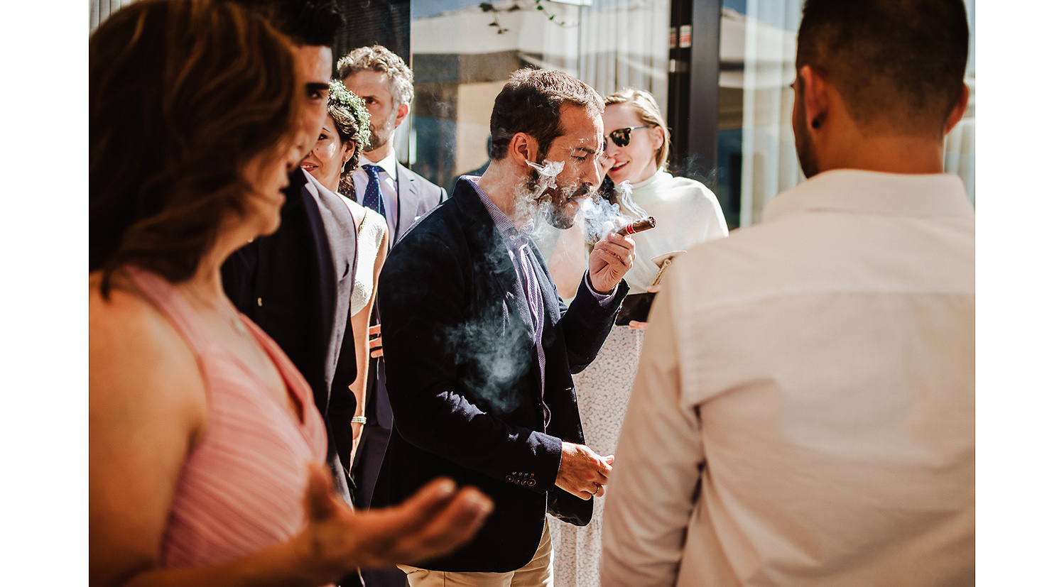 Invitado de boda fumando puro 