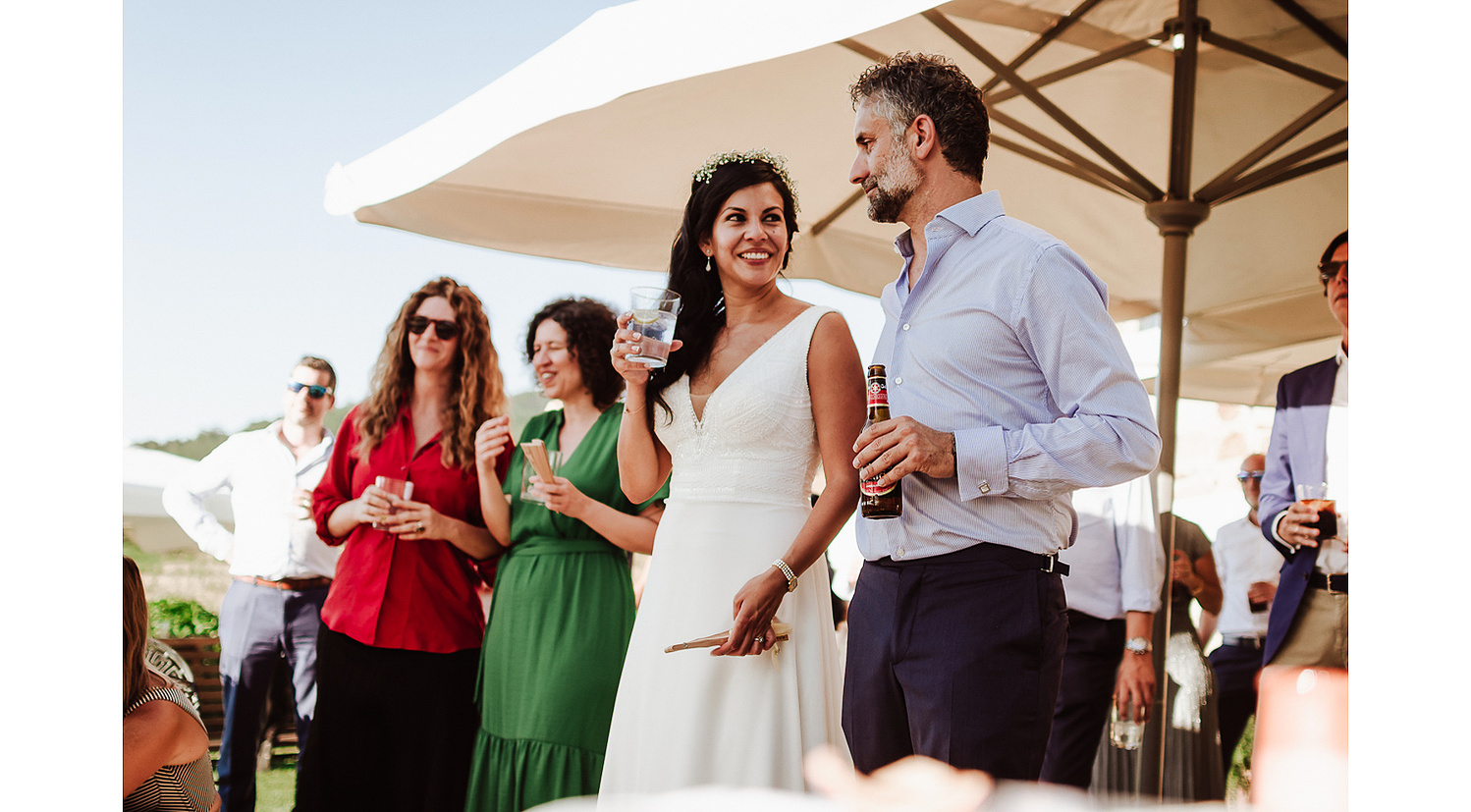 Novios durante actuación musical en boda en Ourense