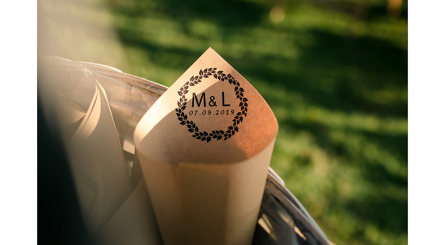 Conos de arroz personalizados para la boda con iniciales de los novios. 