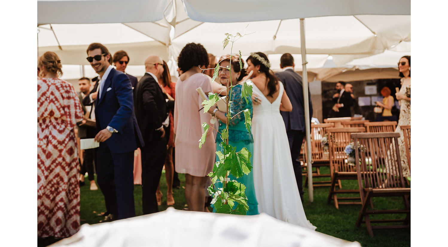 Novios cogidos de la mano durante la ceremonia civil al aire libre