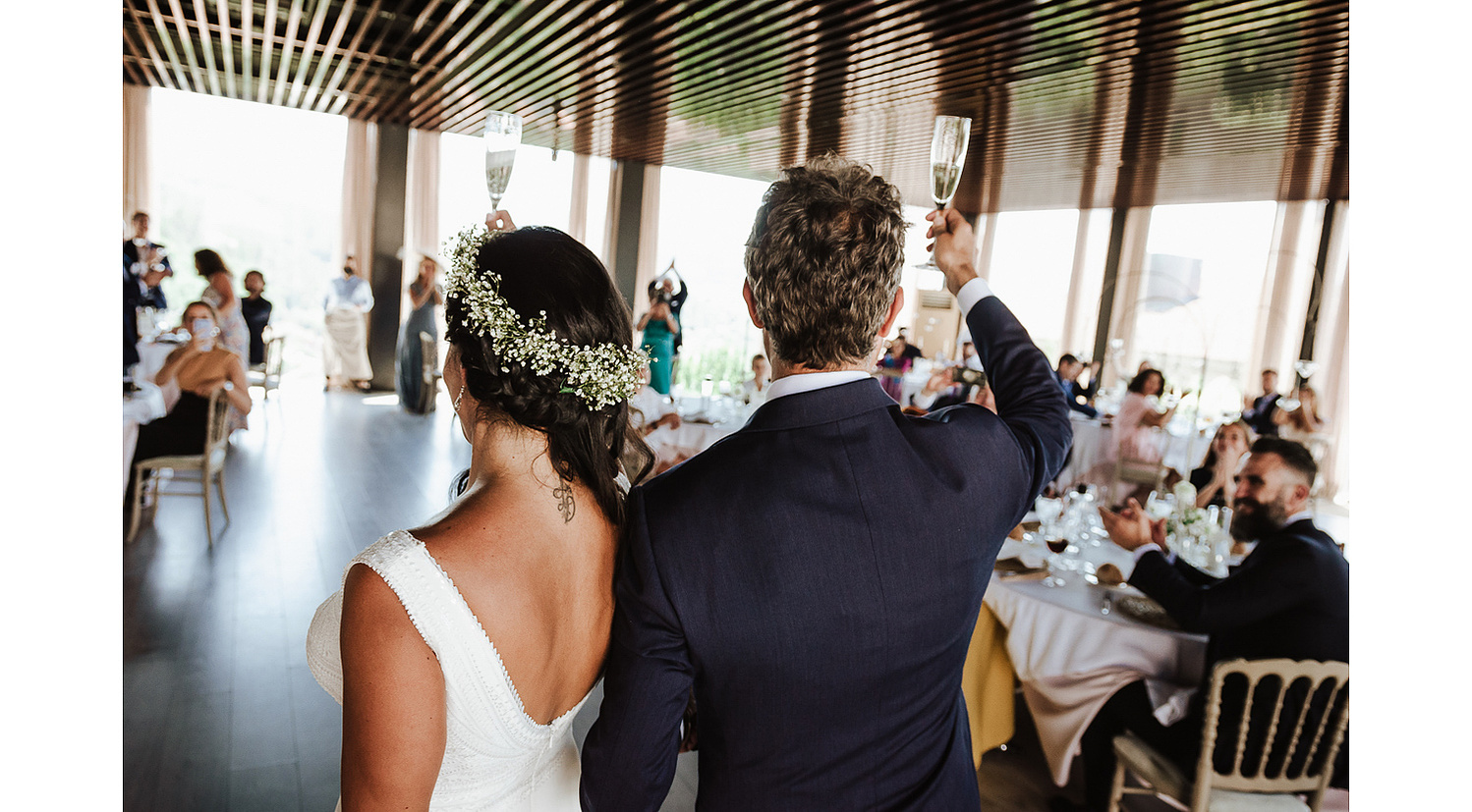 Entrada y brindis de novios al convite