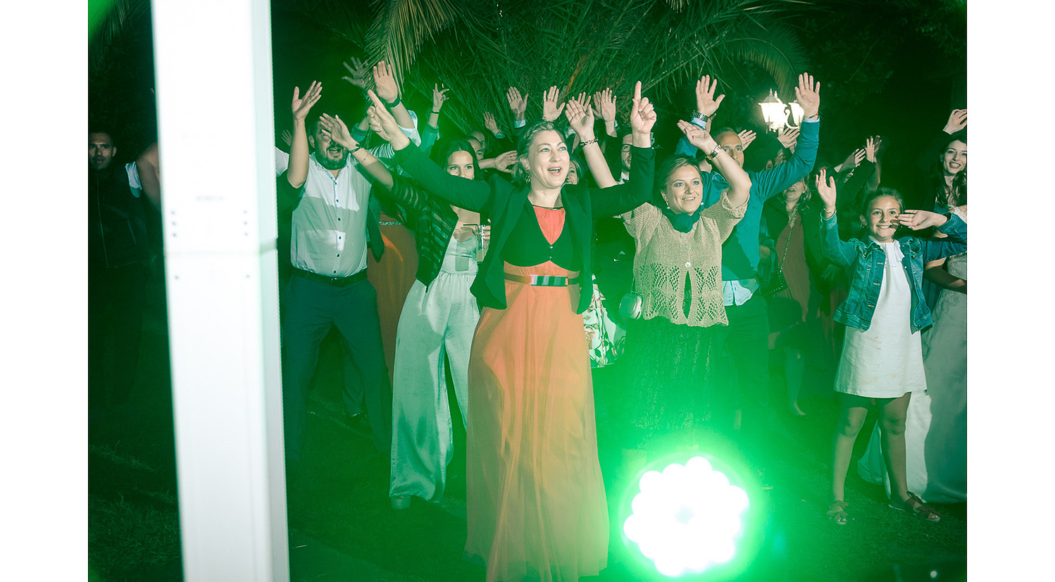 Baile de invitados con el dj de  boda durante la barra libre