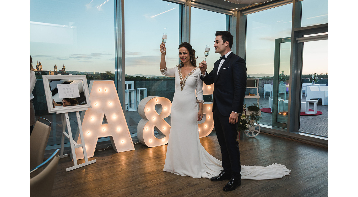 Fotografía de boda civil en Hotel NH Santiago de Compostela. Entrada de los novios al banquete y brindis.