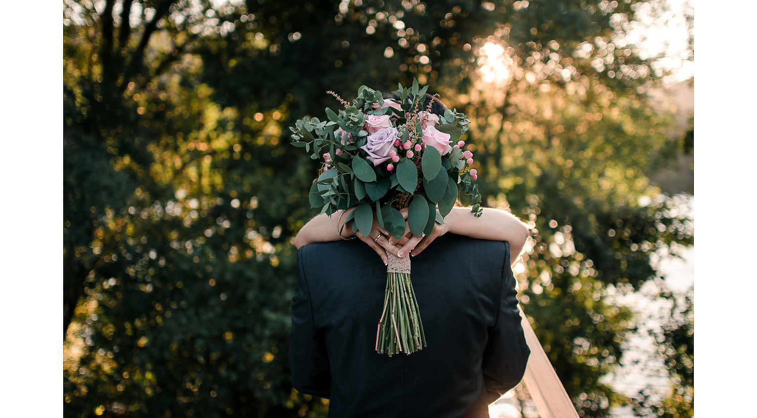 Fotografía original de boda con ramo de flores