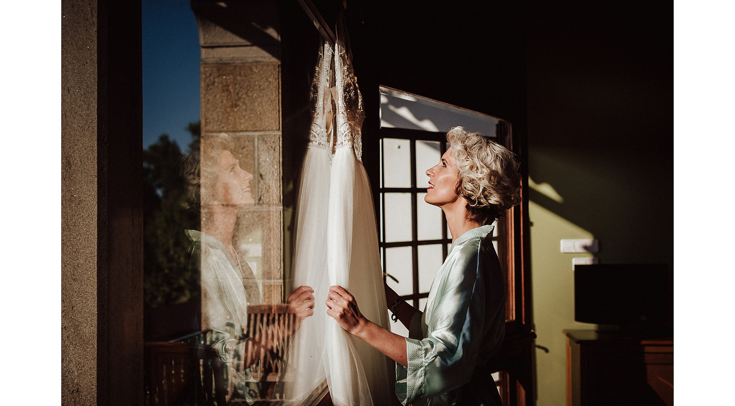 Vestido de novia colgado en la ventana
