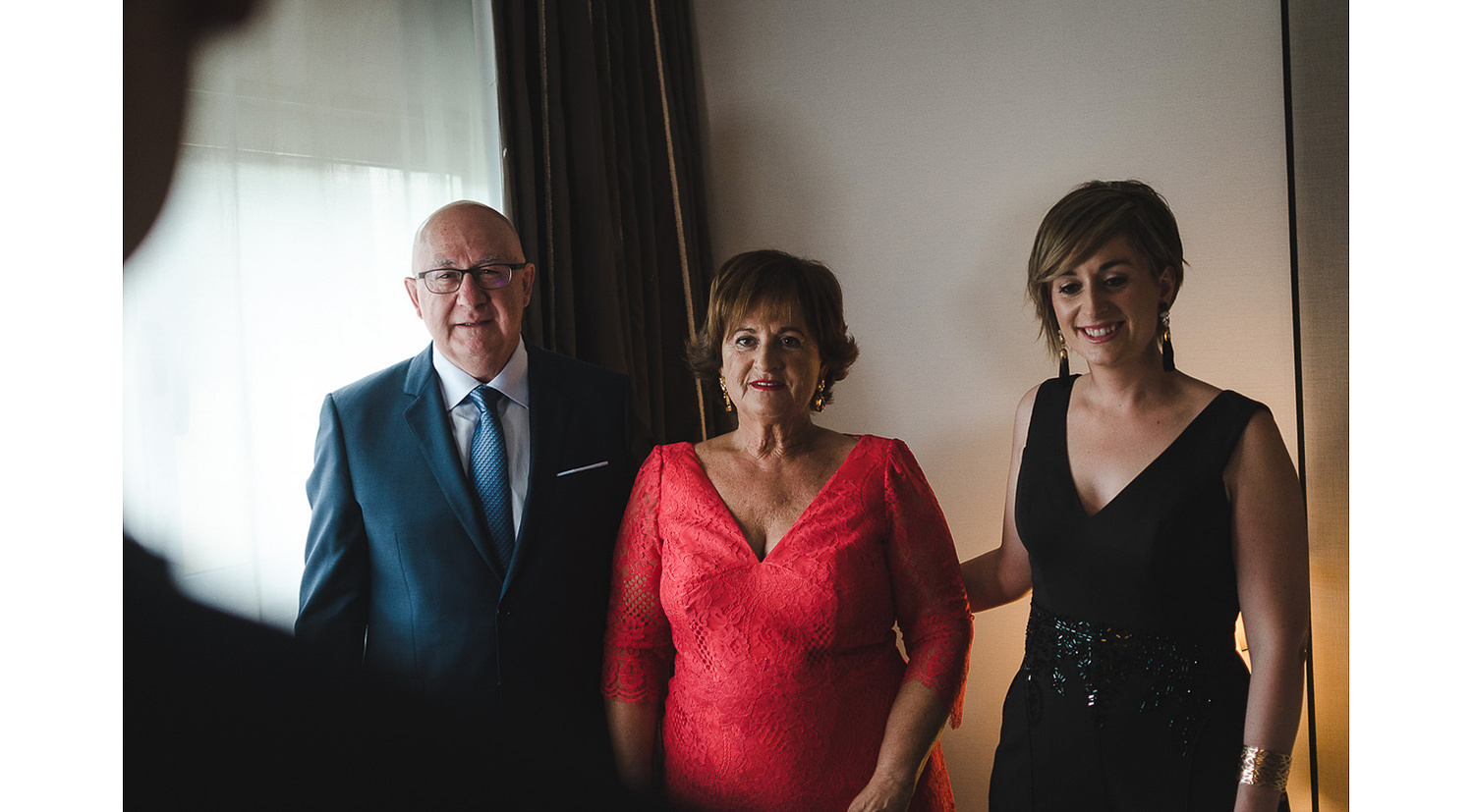 Fotografía de boda durante los preparativos del novio con su familia
