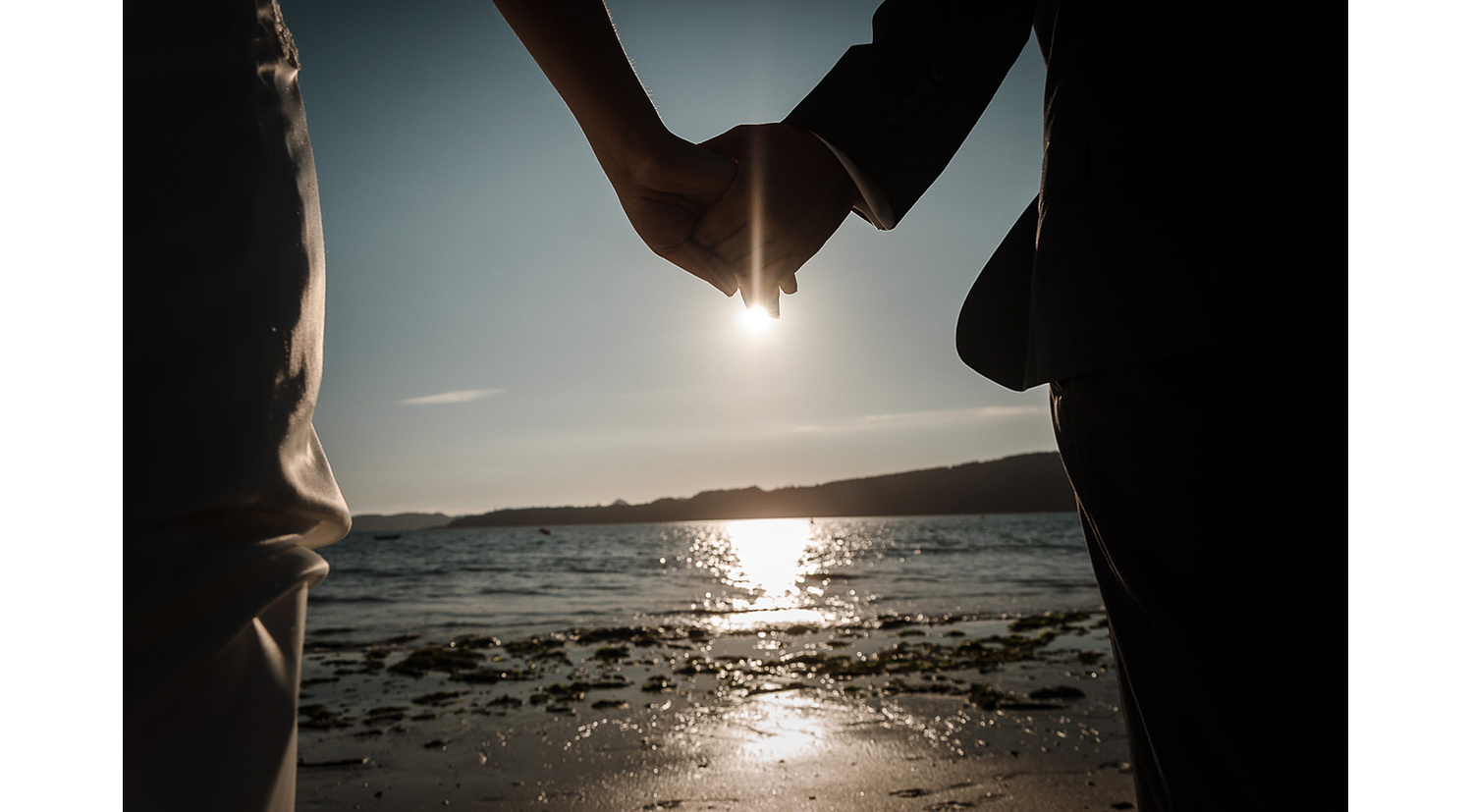 Postboda en la playa en Galicia durante hora dorada