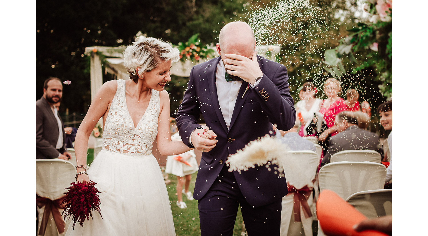Lluvia de arroz en boda al aire libre en un jardin