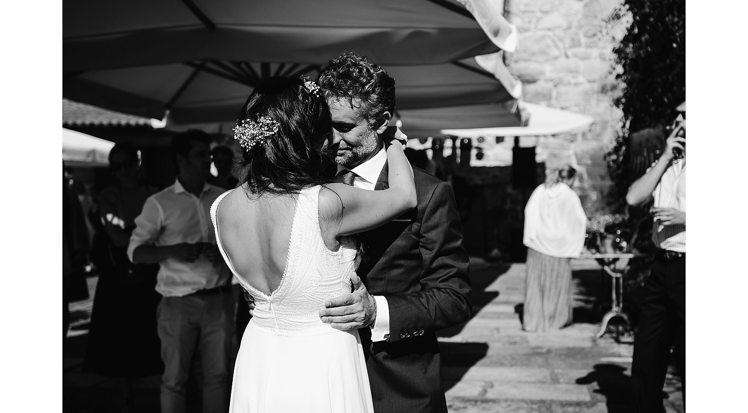 Foto de baile de novios en blanco y negro