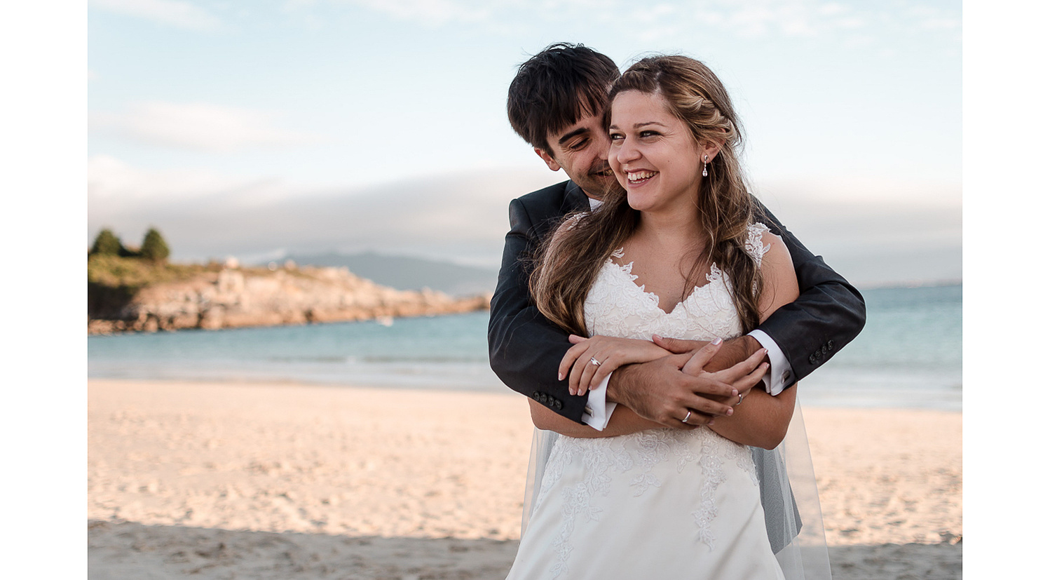 Foto de recién casados en la playa. 