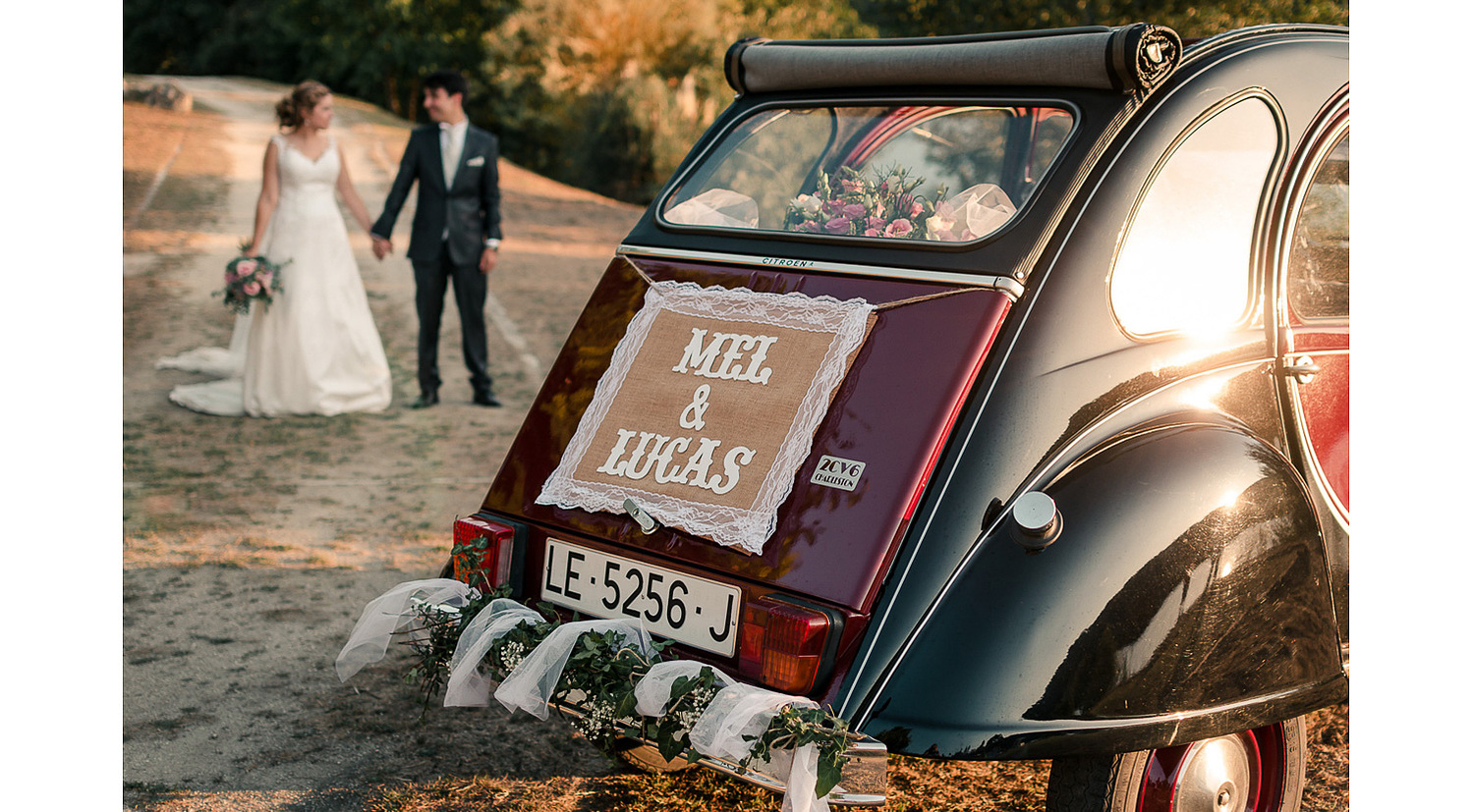 Coche clásico decorado para la boda