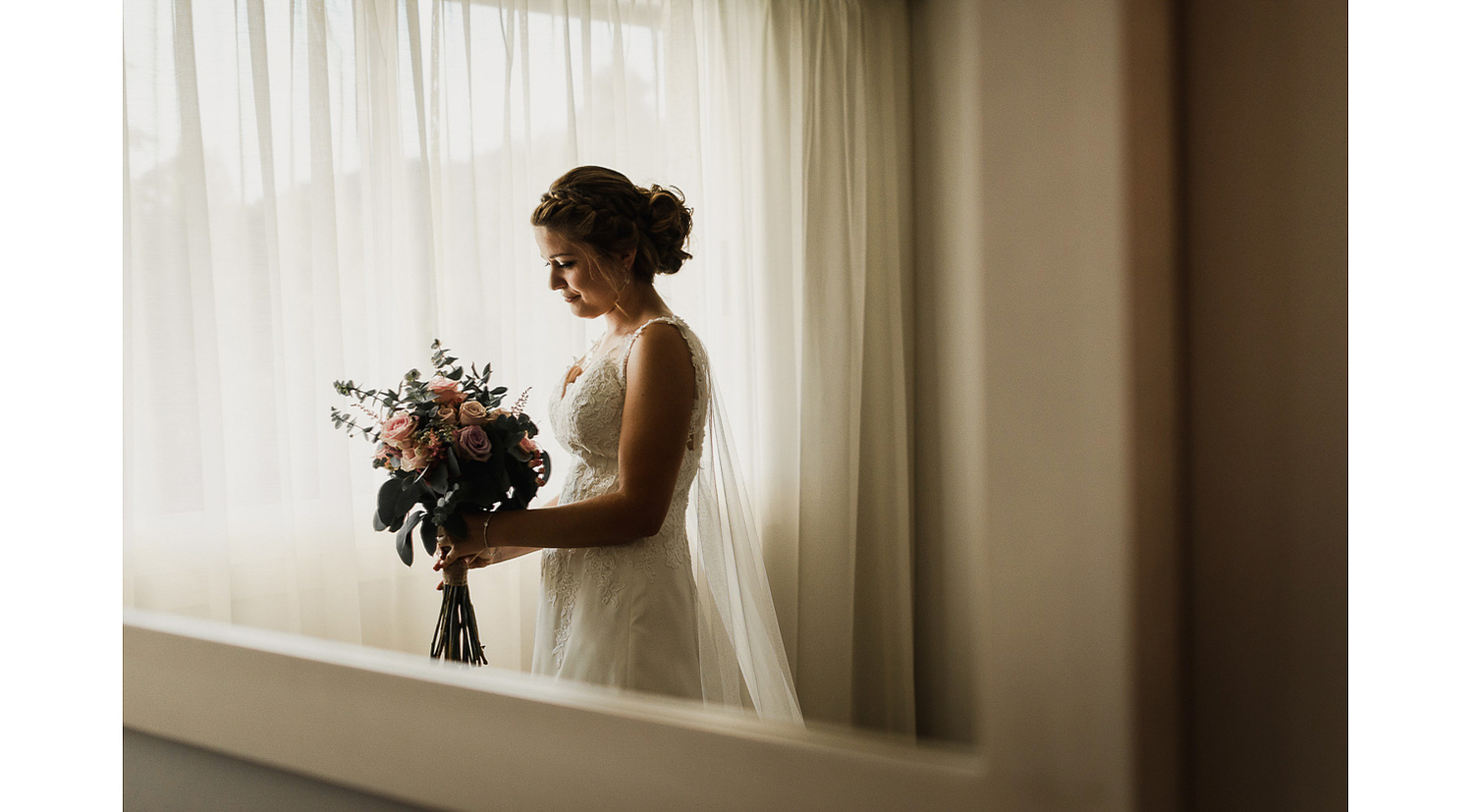 Novia guapa con ramo de flores de boda 