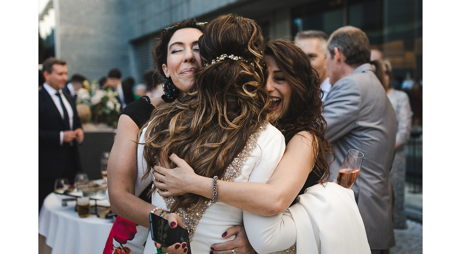Amigas de la novia la felicitan durante los aperitivos.