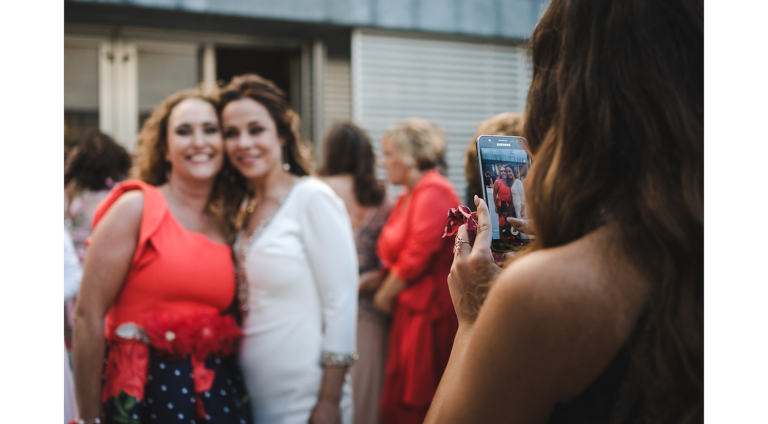 Fotografía de la novia de la boda con invitados.
