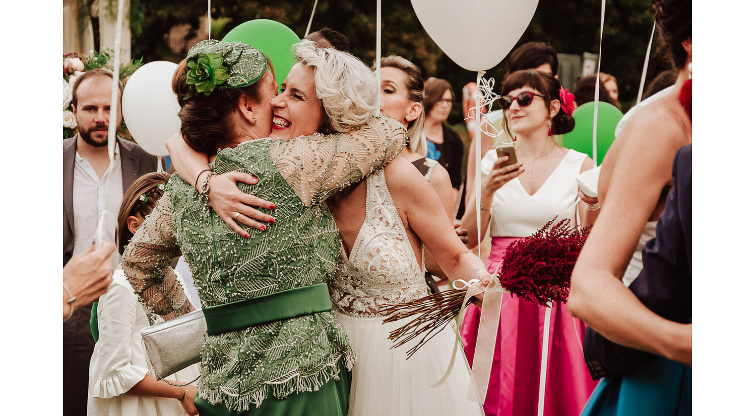 Invitados felicitan a novia despues de la ceremonia de la boda