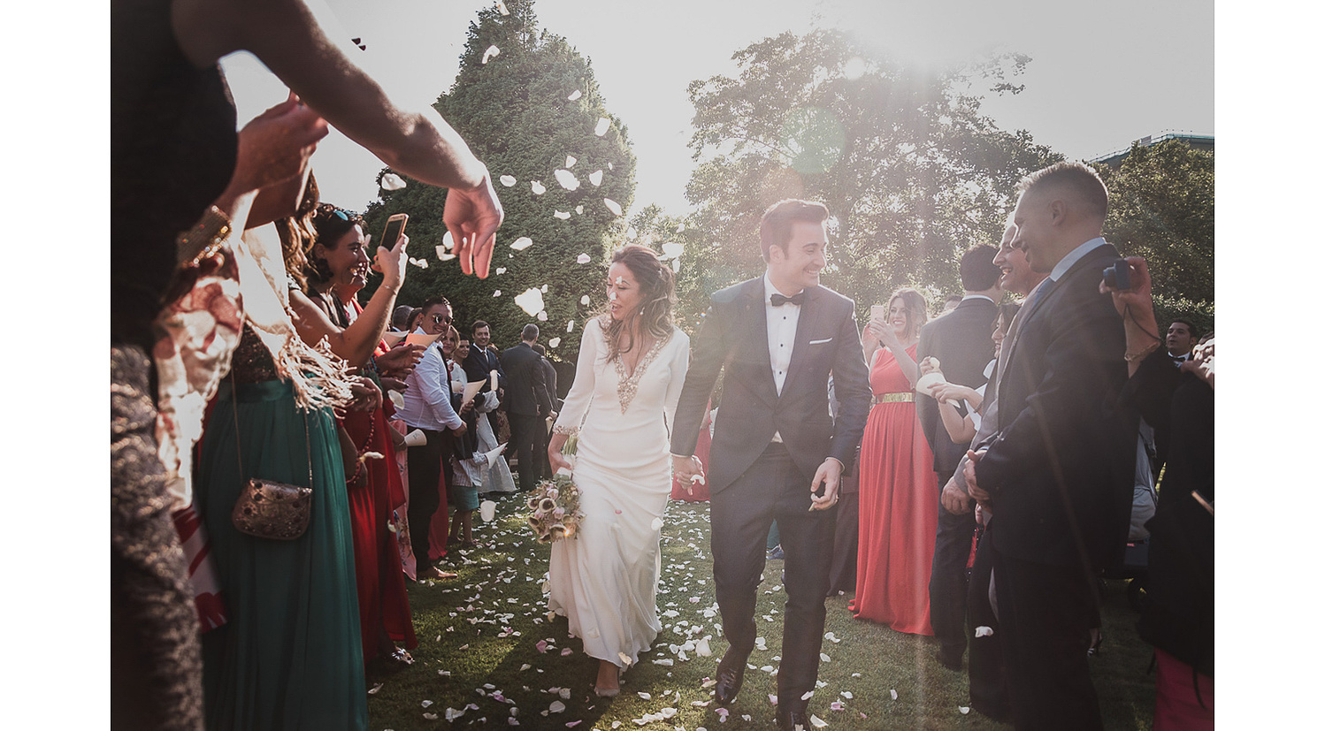 Fotografía de boda civil en Hotel NH Santiago de Compostela en el jardín. Salida de los novios y lluvia de arroz.