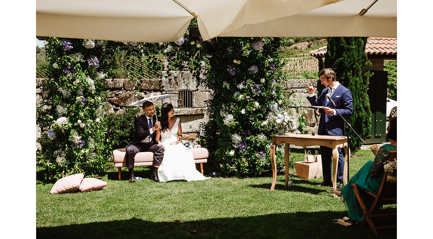Ceremonia al aire libre en Casal de Arman, Ribadavia, Ourense. Invitado dando discurso a novios