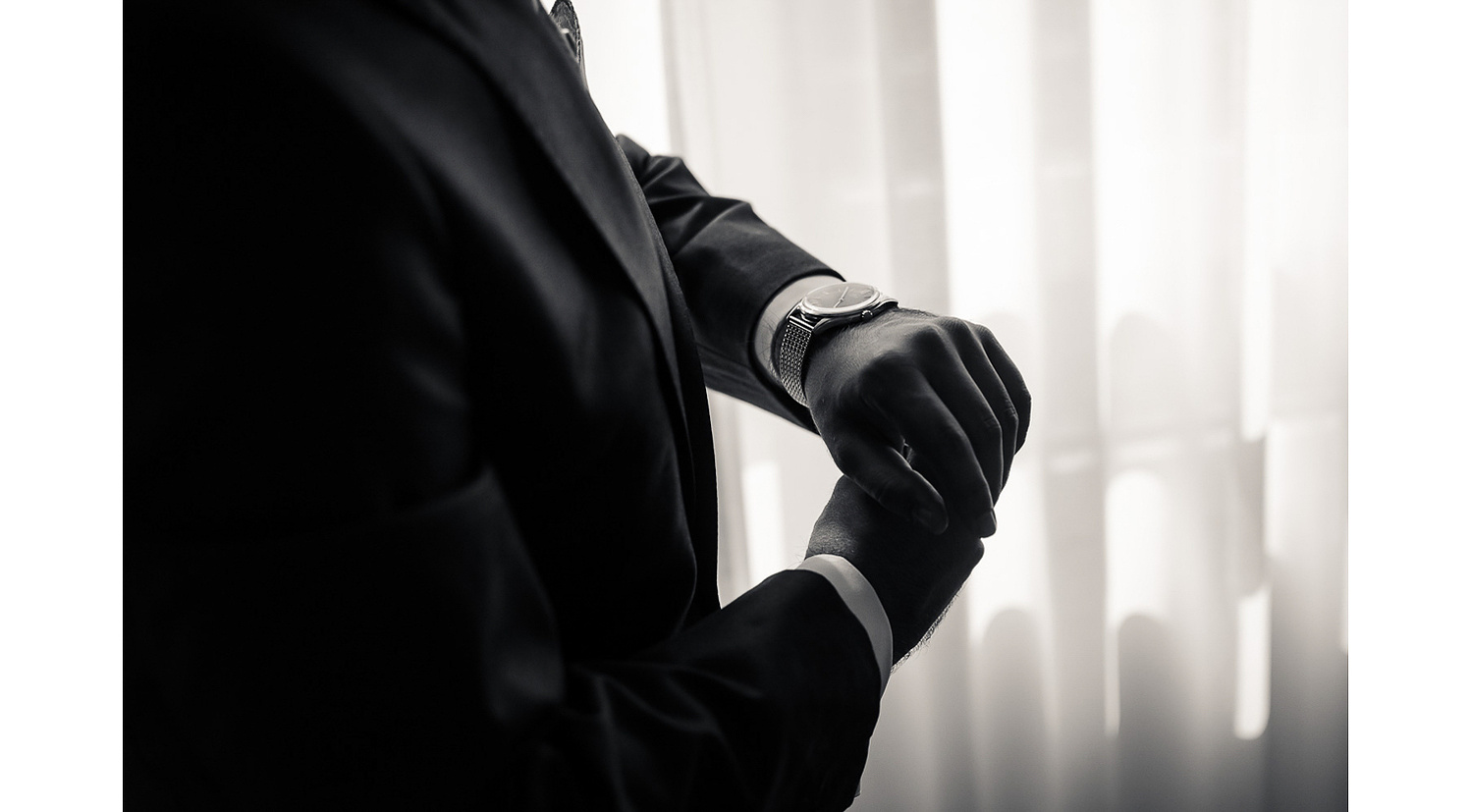Foto blanco y negro de reloj elegante novio