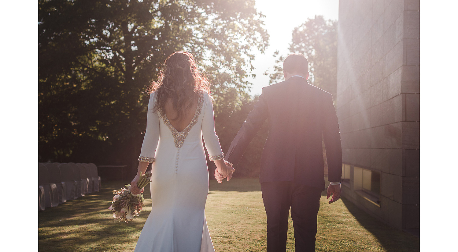 Fotografía de boda civil en Hotel NH Santiago de Compostela en el jardín.  Reportaje de novios cogidos de la mano.