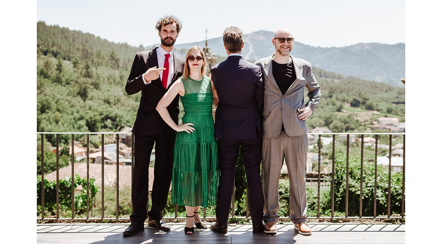 Aperitivos al aire libre de boda civil en Casal de Arman, Ourense. Foto divertida con los invitados