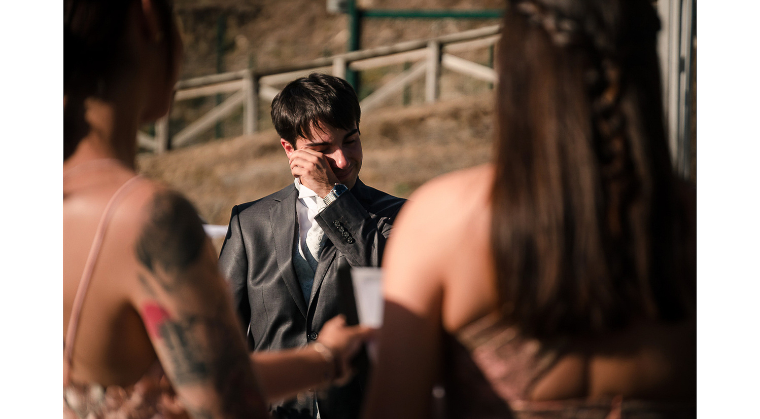 Novio llorando durante el discurso de amigas