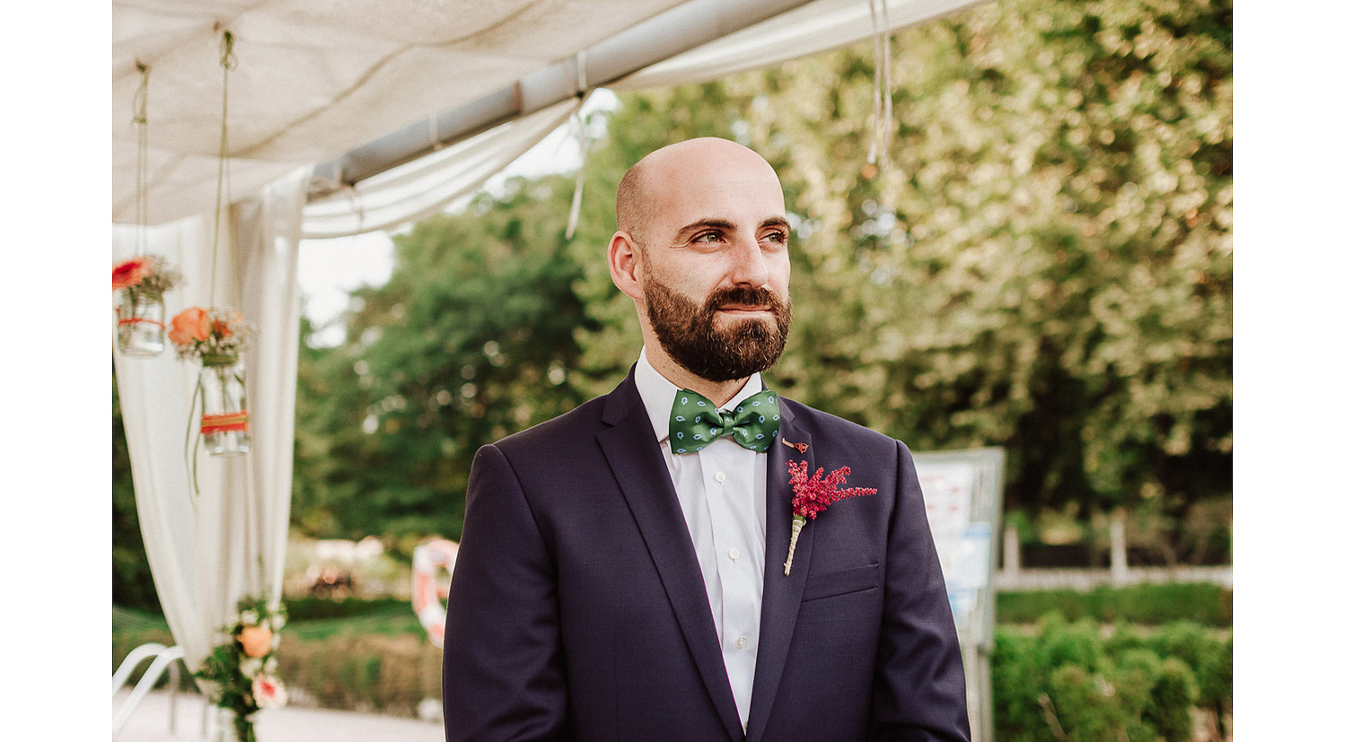 Boda al aire libre novio emocionado espera a la novia en el altar