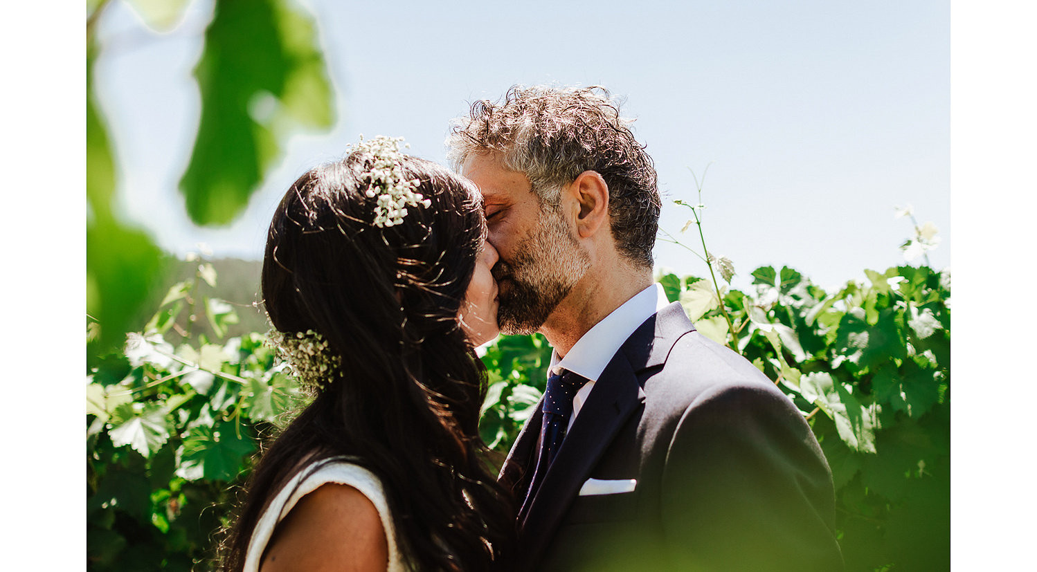 Fotografía de boda en Ourense, reportaje de novios en viñedo de Ribadavia