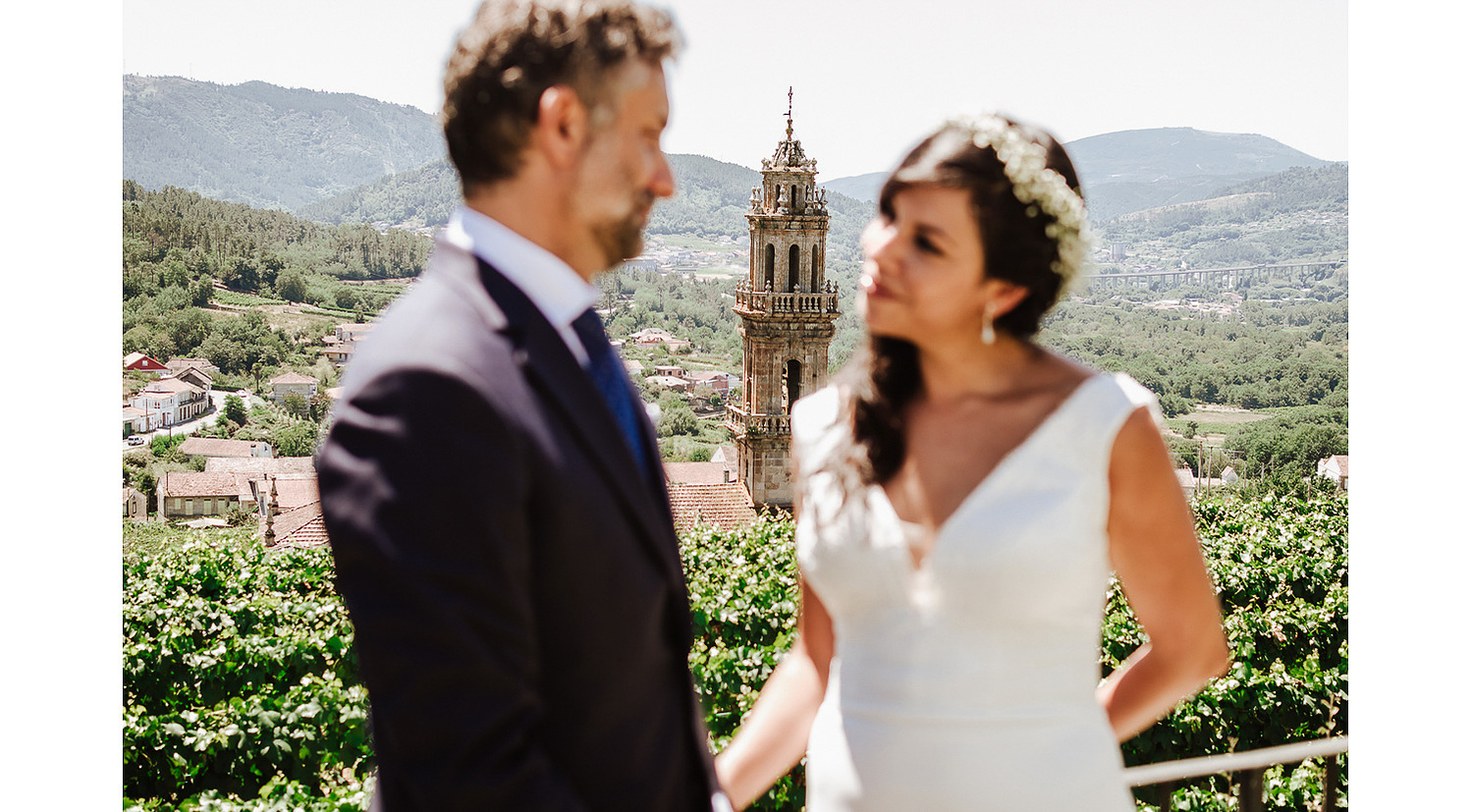 Fotografía de boda en Ourense, reportaje de novios en viñedo de Ribadavia