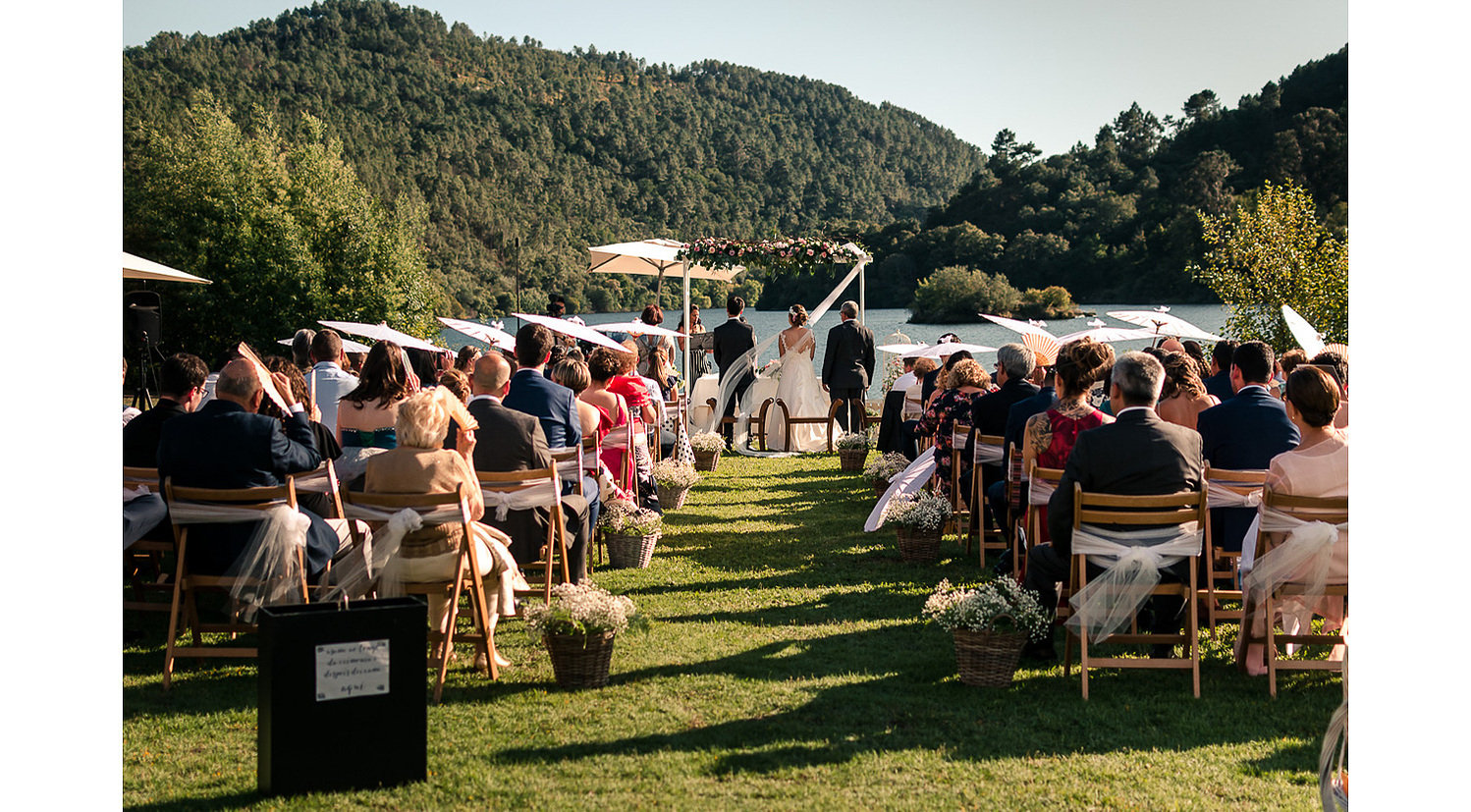Ceremonia de boda civil al aire libre en jardin de Balneario de Arnoia, en Ribadavia, Ourense