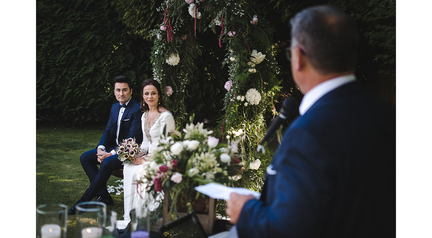 Fotografía de boda civil en Hotel NH Santiago de Compostela en el jardín. 