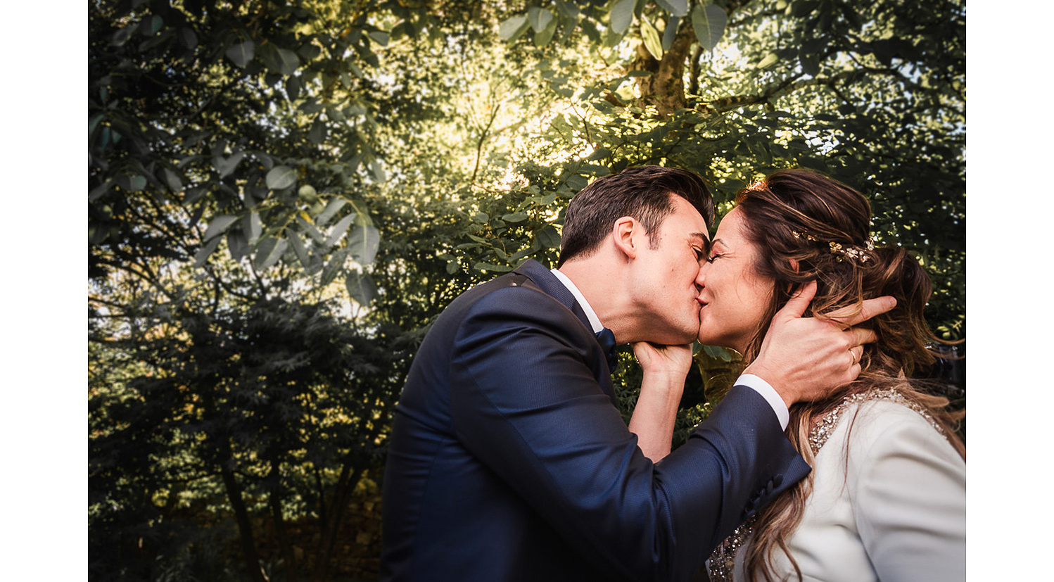 Beso de los novios en Hotel NH Santiago de Compostela en el jardín. 