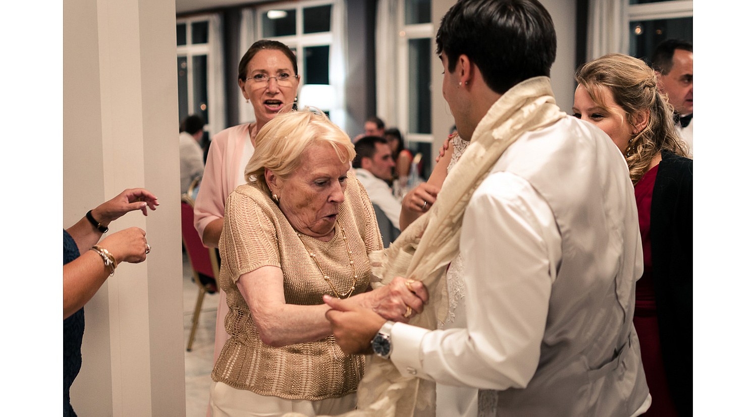 Abuela divertida bailando con novio en su boda