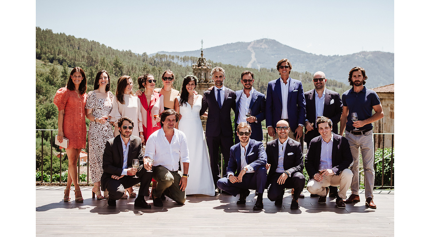 Aperitivos al aire libre de boda civil en Casal de Arman, Ourense. Foto de novios con invitados