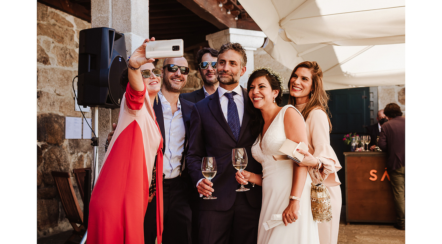 Aperitivos al aire libre de boda civil en Casal de Arman, Ourense. Foto con los invitados