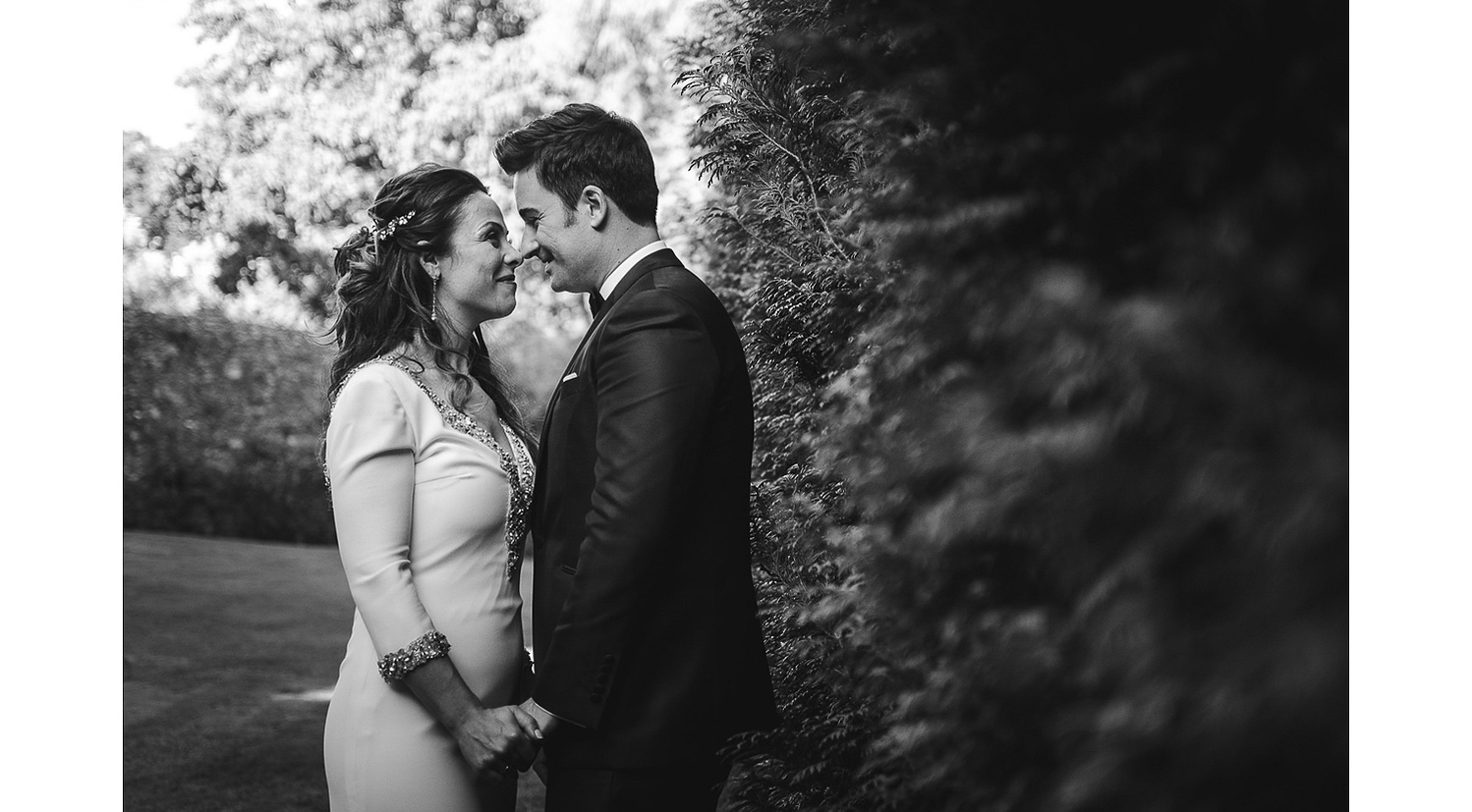 Fotografía de boda civil en Hotel NH Santiago de Compostela en el jardín.  Reportaje de novios.