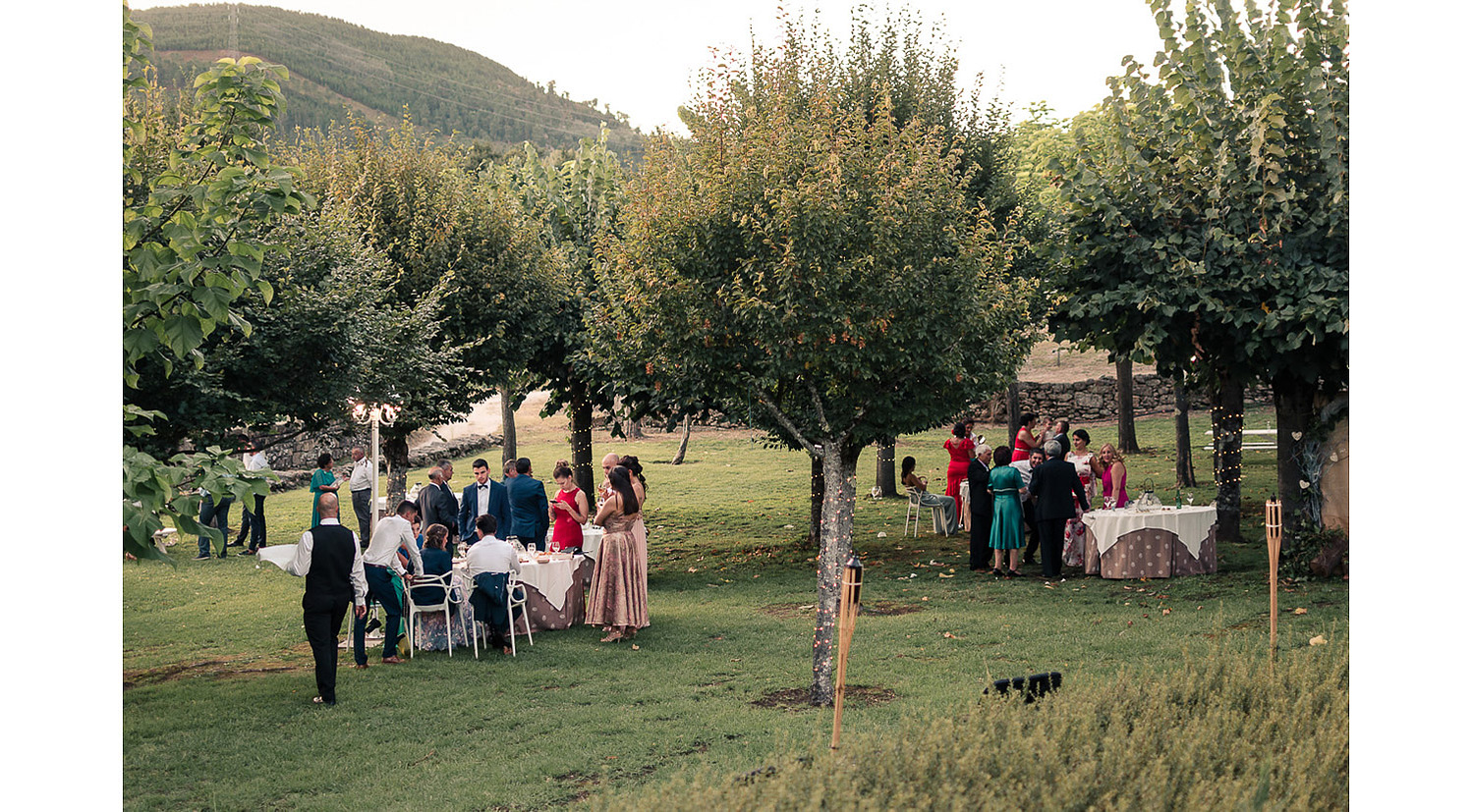 Coctel de los invitados al aire libre en el jardin del Balneario de Arnoia en verano