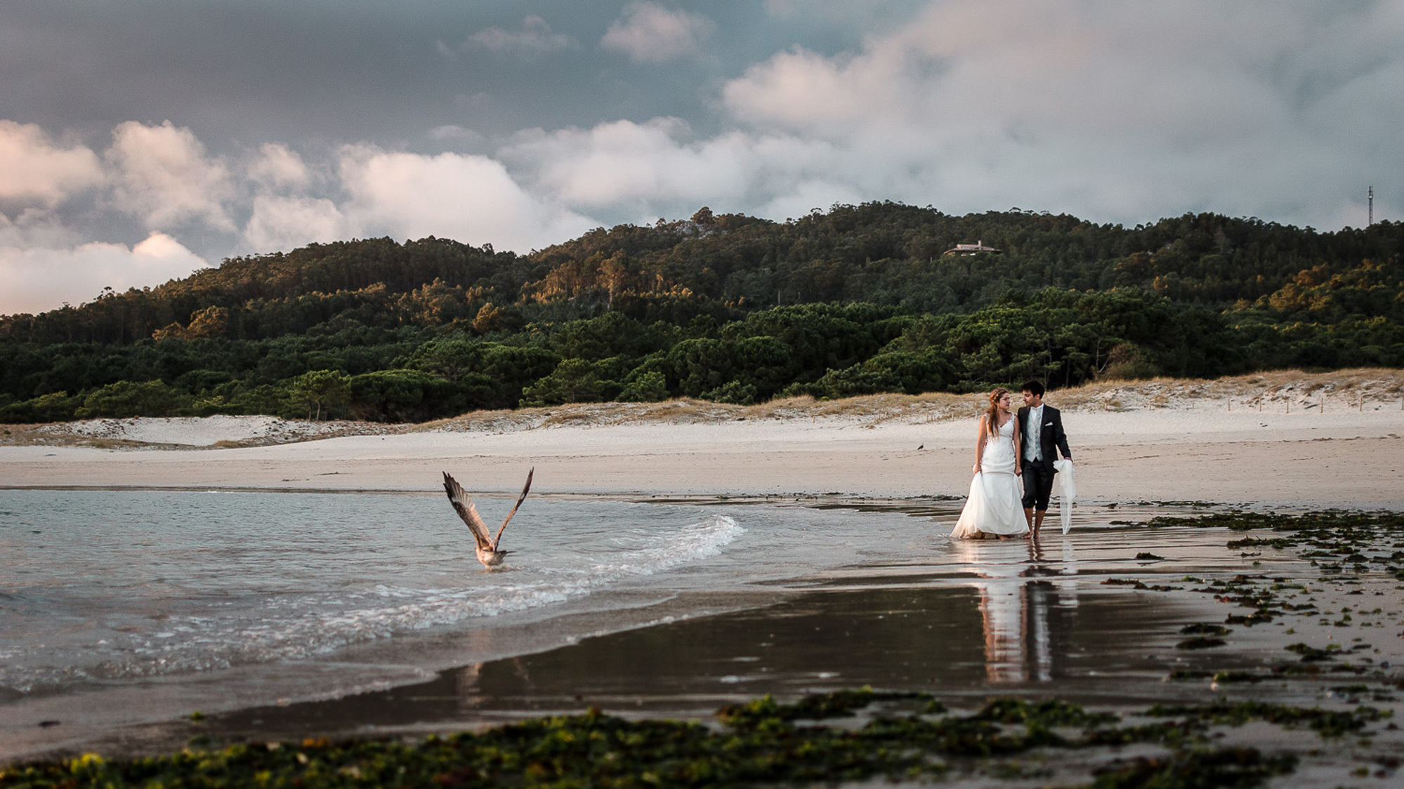 Fotografo de boda Ourense. Postboda en la playa en Galicia.