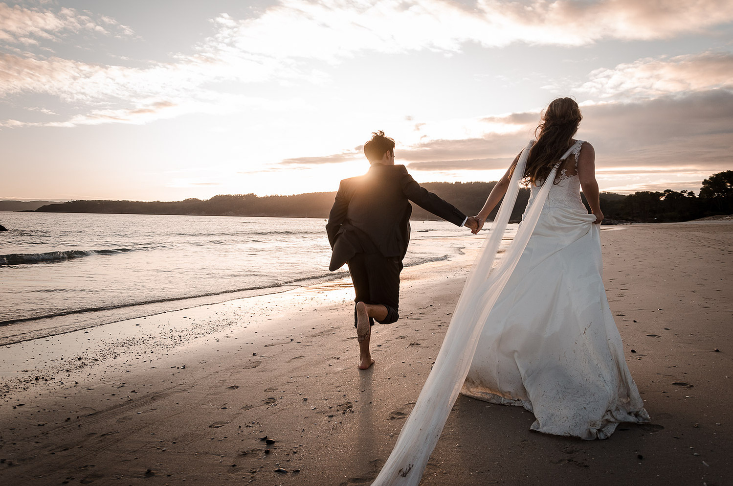 Postboda en la playa en Galicia, Thrash the dress, vestido de novia en el mar