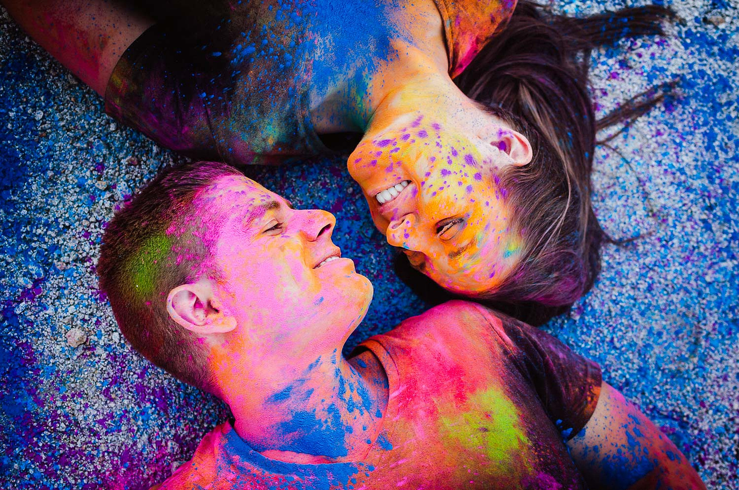 Preboda con polvos holi de colores, en Ourense, Galicia