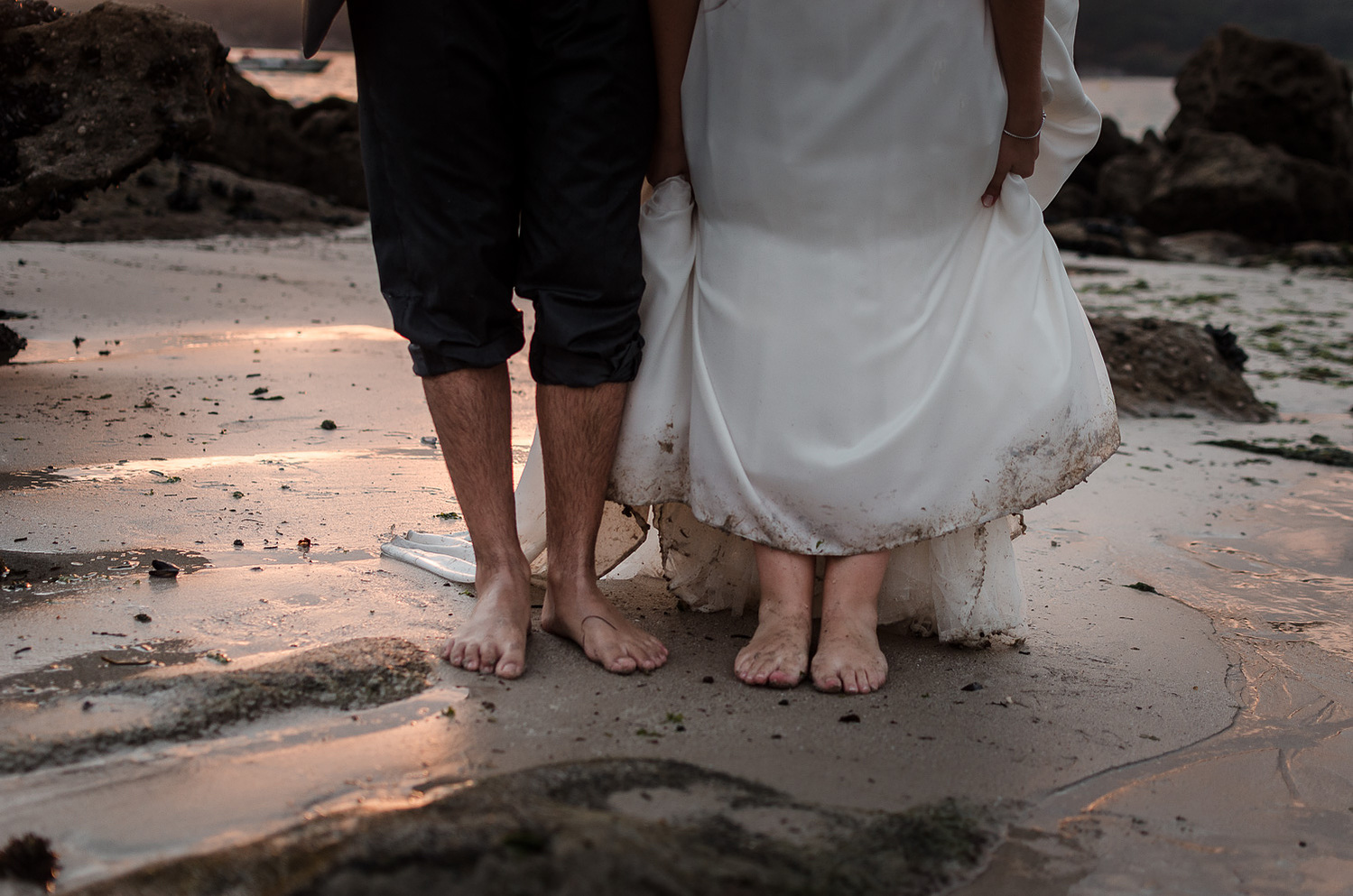 Sesión de fotos postboda en la playa, Thrash the dress. Fotógrafía de bodas en Galicia. Vestido de novia mojado en el mar.