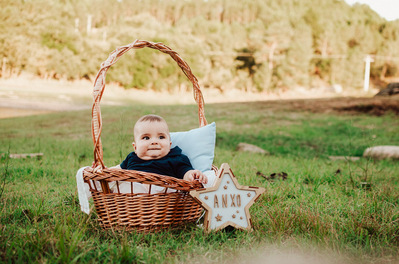 Fotografía de bautizo en Ourense. Fotos originales de niños. Niño en cesta en el parque.