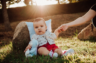 Fotografía infantil en el parque. Niño pequeño al aire libre.
