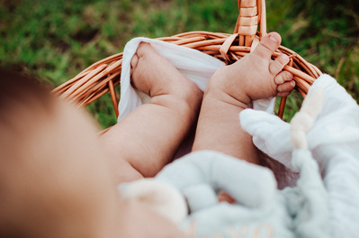 Fotografía recién nacido. Sesión de fotos new born, niño en cesta.